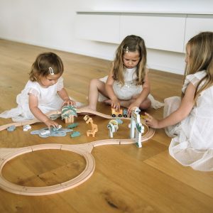 ДРВЕНА ЖЕЛЕЗНИЦА СО ВАГОНИ-FREE2PLAY